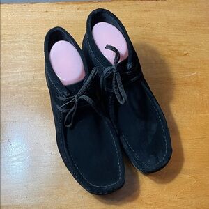 Clarks Wallaby Black Suede Chukka Boots. Size 7.5